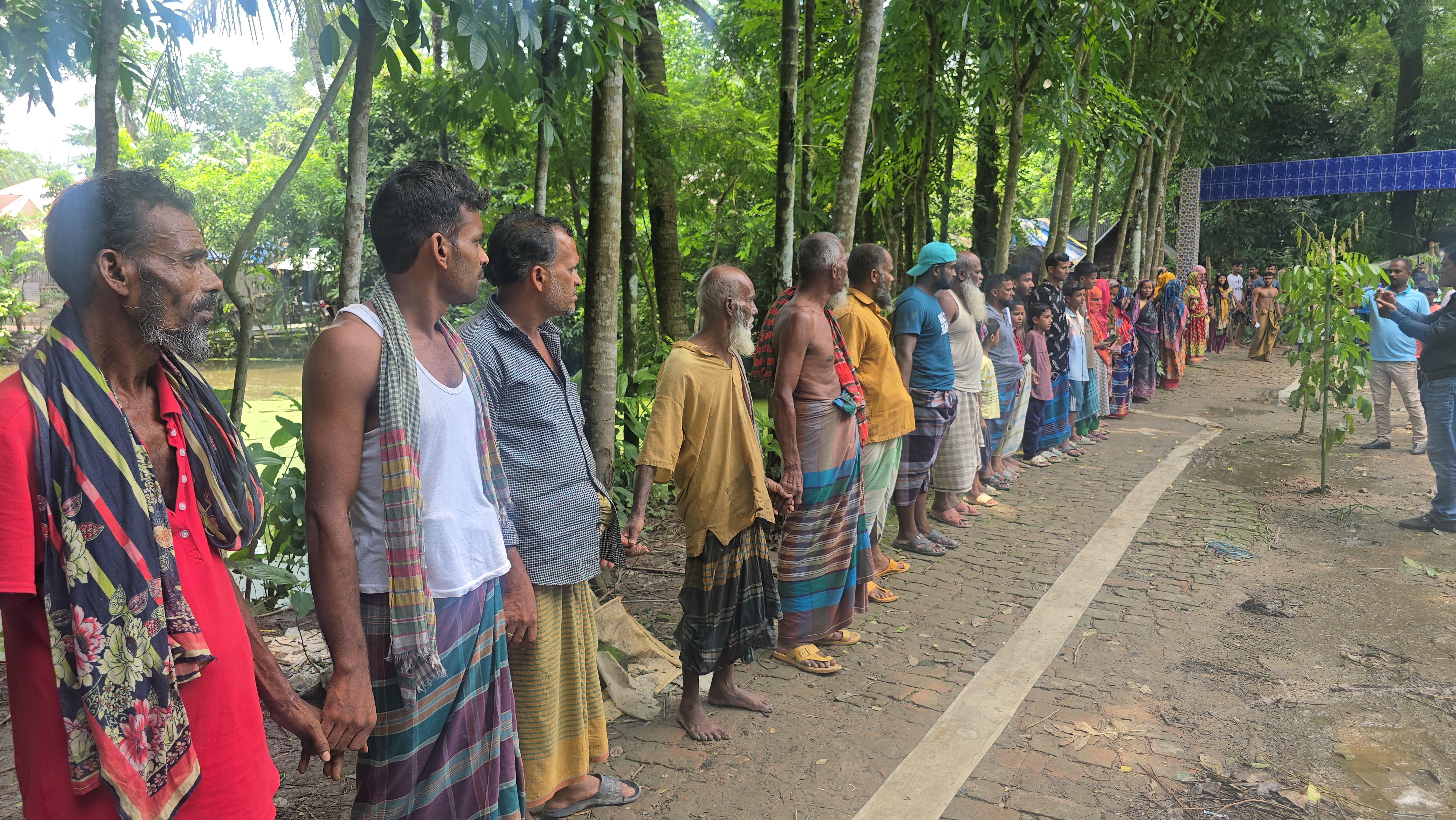 কালকিনিতে জোরপূর্বক রাস্তা নির্মান করার প্রতিবাদে বিক্ষোভ ও মানববন্ধন অনুষ্ঠিত