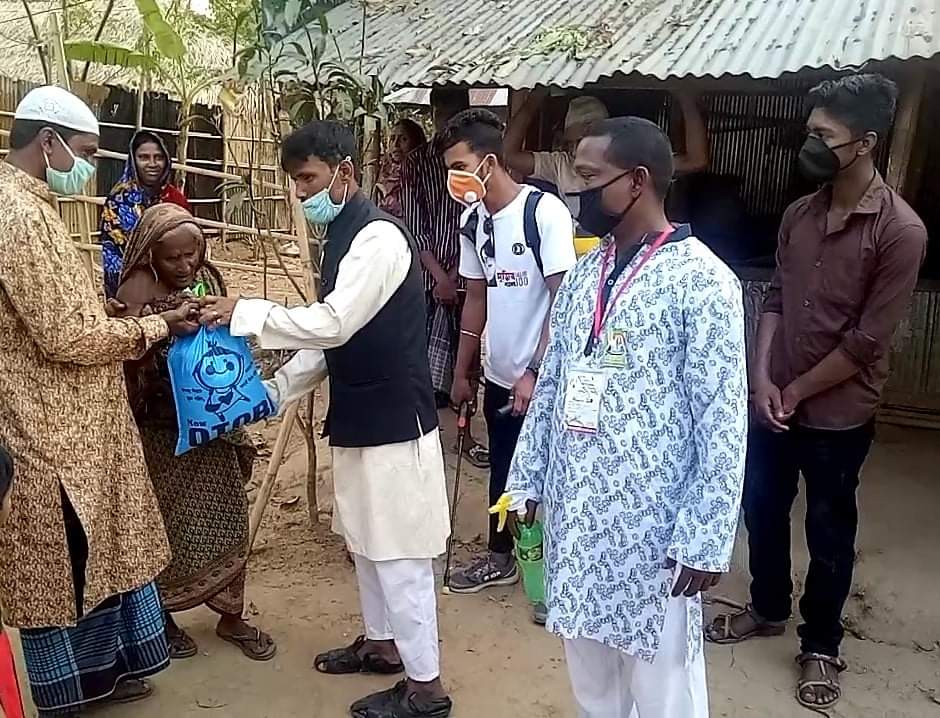 হাফছড়িতে  নিজ উদ্যোগে ১০০ টি পরিবারের মাঝে ত্রান বিতরন করলেন সভাপতি আব্দুল কাদের।