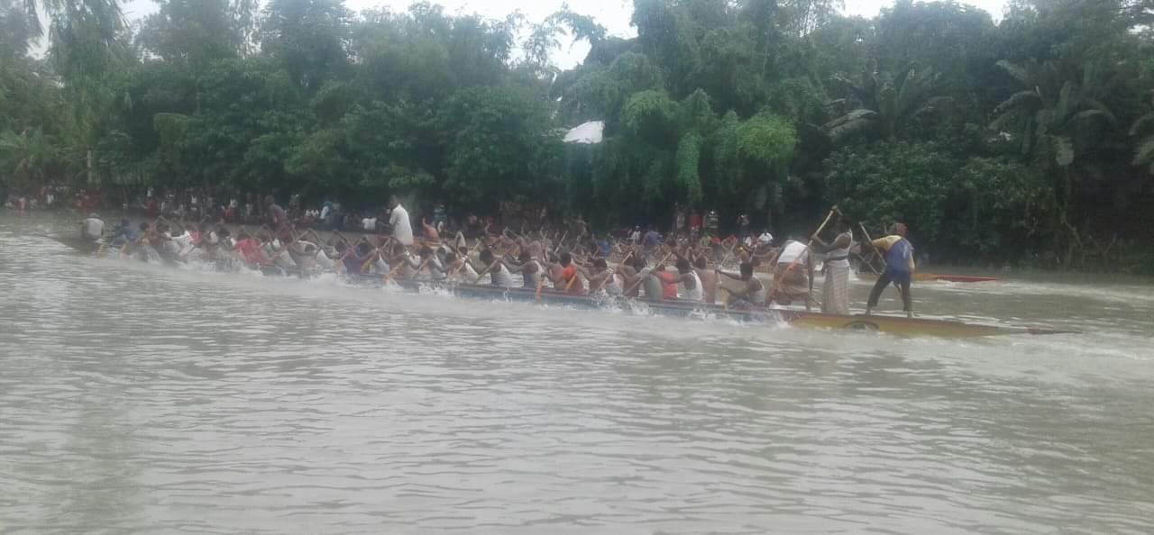 সিরাজগঞ্জের সলঙ্গার স্বরস্বতী নদীতে নৌকা বাইচ অনুষ্ঠিত।