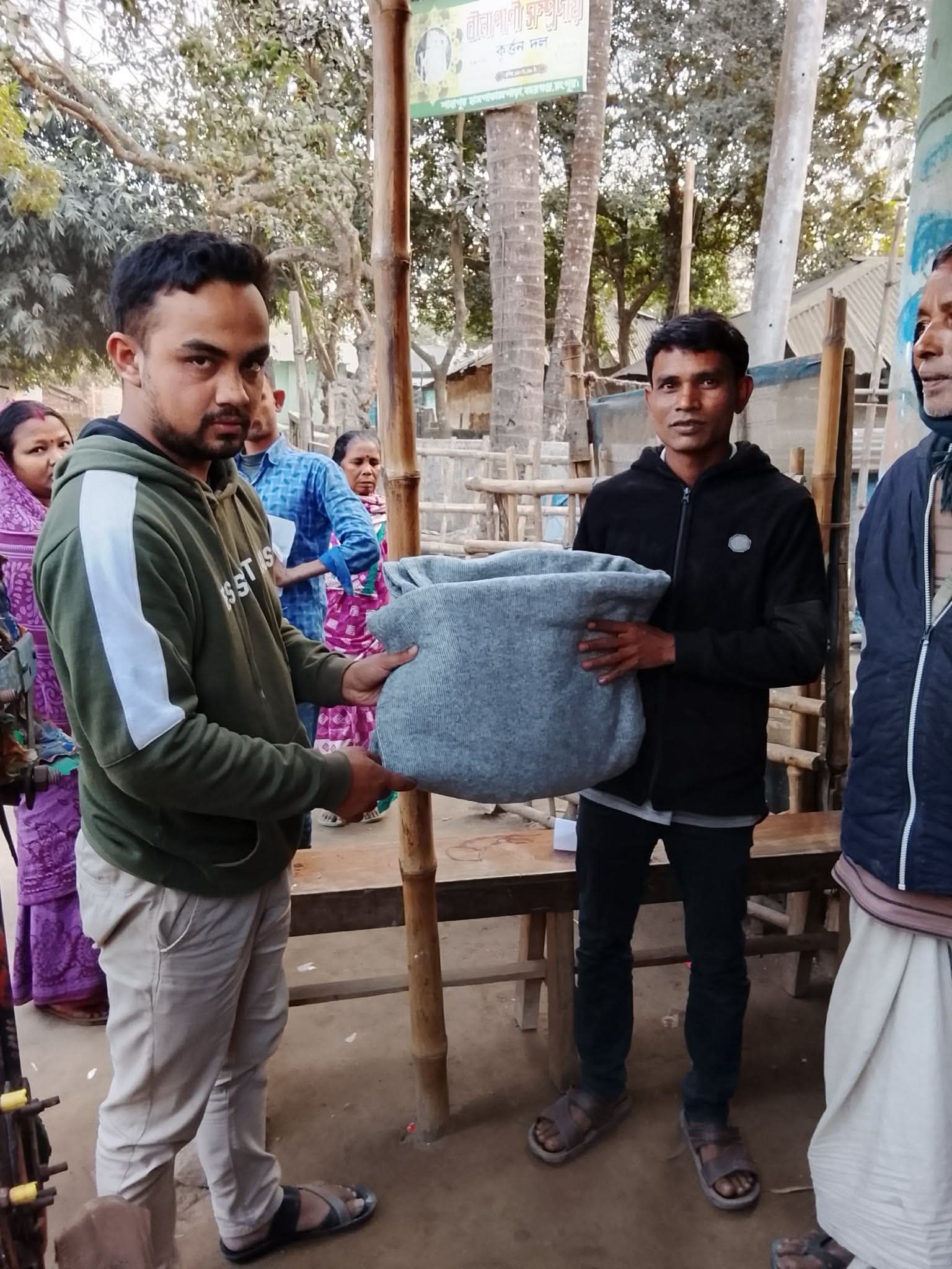 রংপুরের বদরগঞ্জে শীতার্ত গরিব ও অসহায় মানুষের মাঝে কম্বল