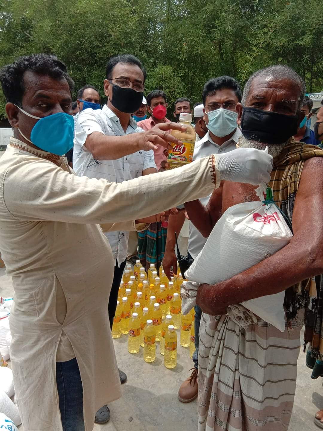 ঝিকরগাছার বাঁকড়ায় বড় খলসী স্বেচ্ছায় খাদ্য বিতরন করলেন মেম্বার শরিফ।