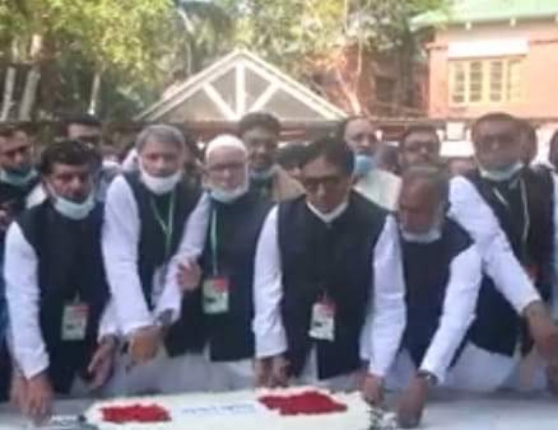বঙ্গবন্ধুর সমাধিতে ঢাকা মহানগর দক্ষিণ আ. লীগের নেতৃবৃন্দের শ্রদ্ধা।