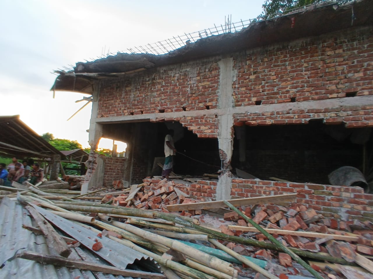 কালকিনিতে অবৈধ স্থাপনা গুড়িয়ে দিলো উপজেলা প্রশাসন