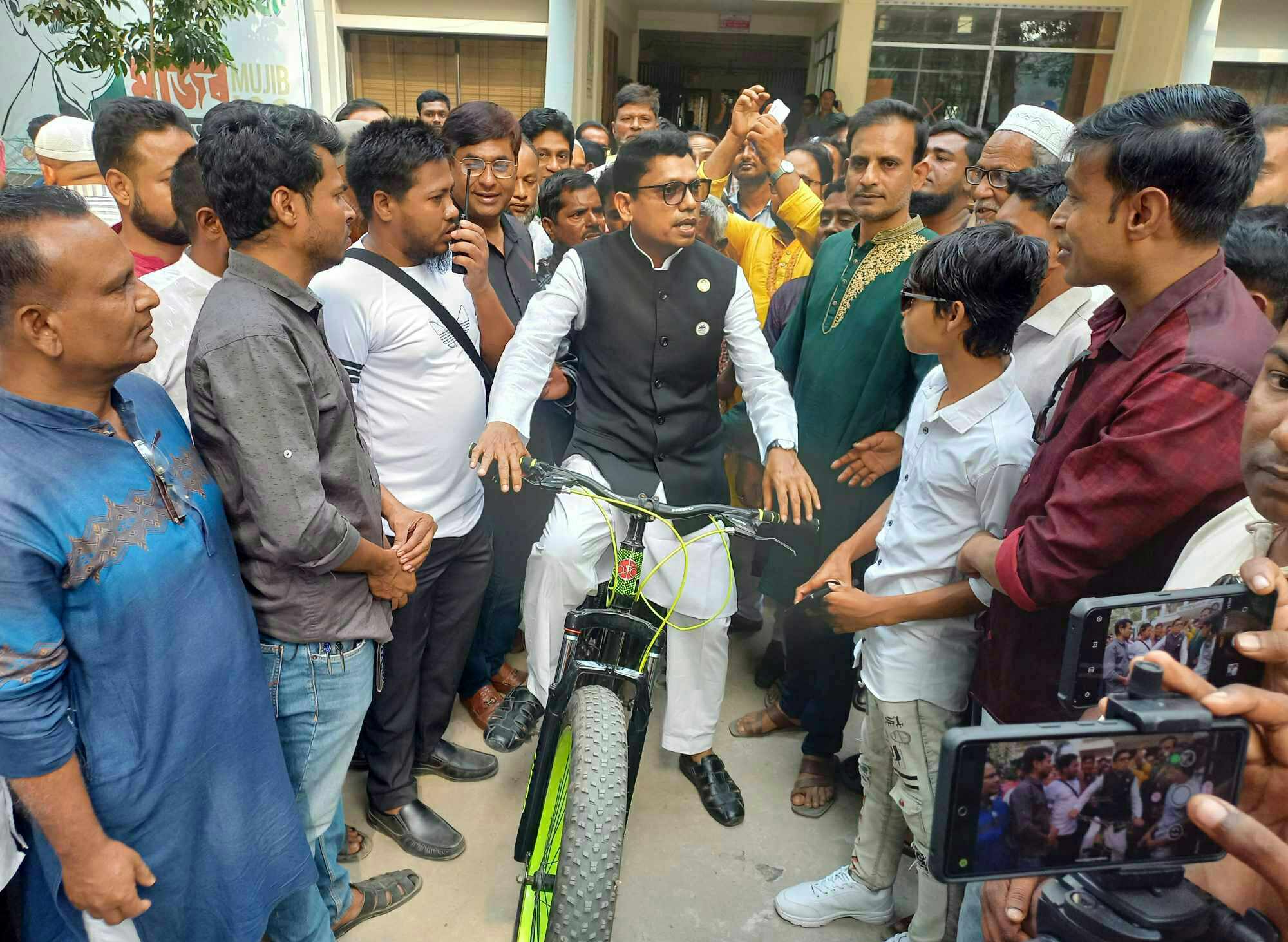 সাইকেল চালিয়ে মনোনয়নপত্র দাখিল করলেন প্রতিমন্ত্রী পলক