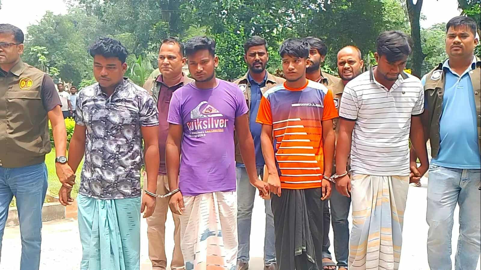 নীলফামারীতে অনলাইন ভিসা প্রতারক চক্রের মূলহোতাসহ ৪ জন গ্রেপ্তার