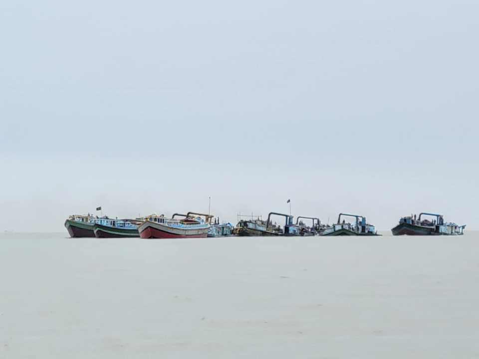 পদ্মায় অবৈধভাবে বালু উত্তোলন