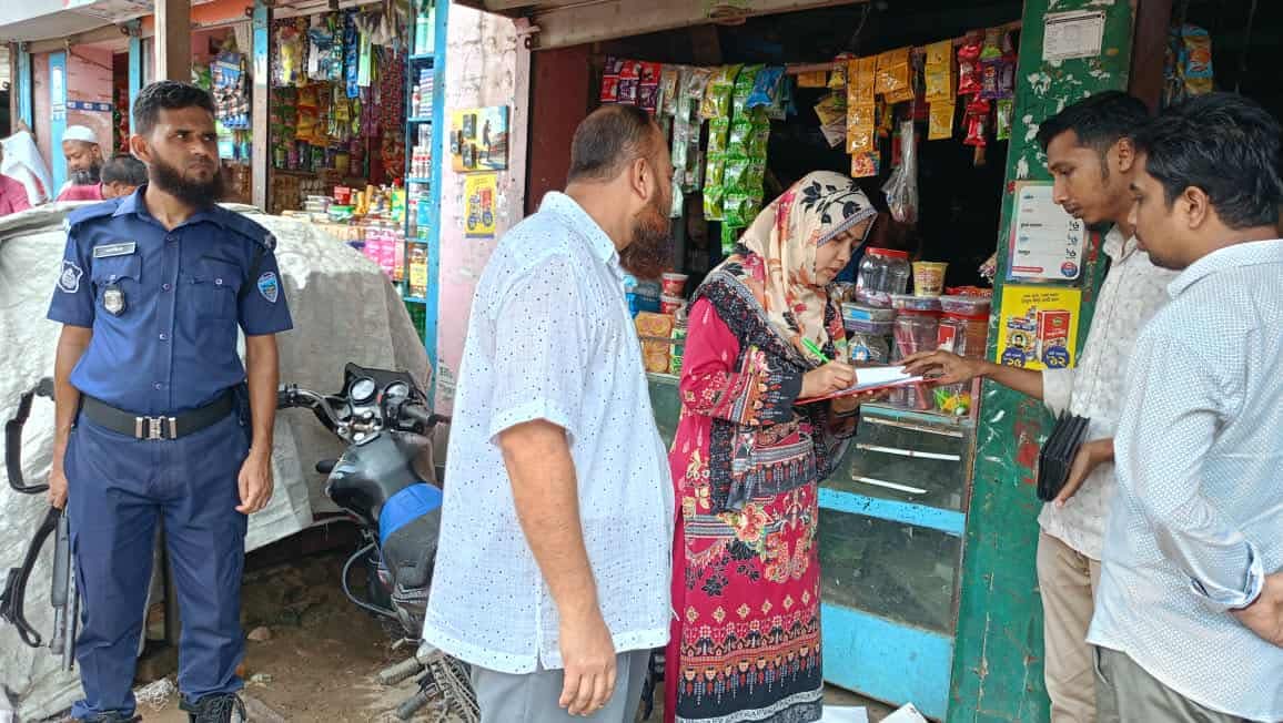 *রামগড়ে টাস্কফোর্স কমিটির বাজার মনিটরিং অভিযান, ৩ প্রতিষ্ঠানকে জরিমানা*