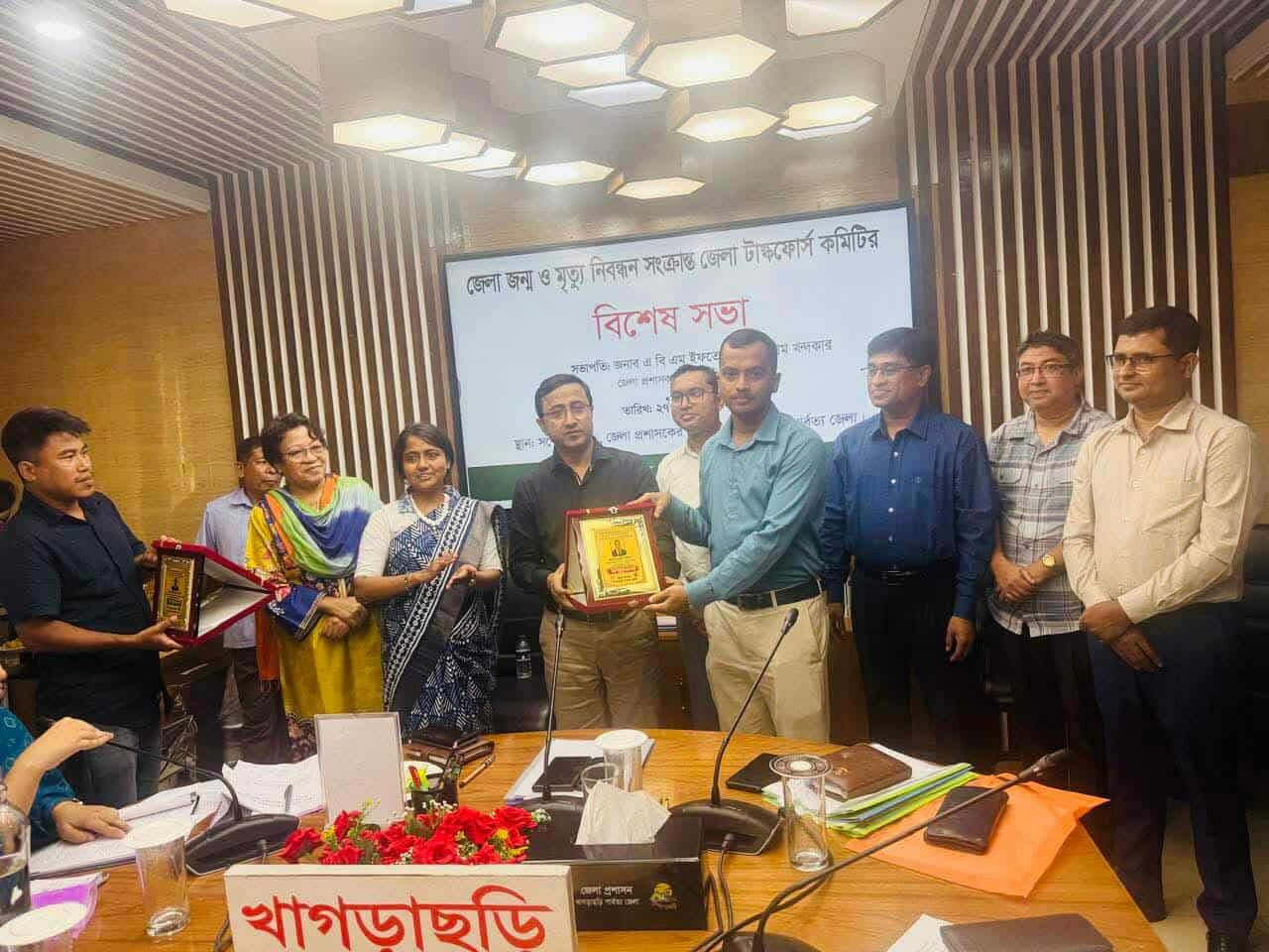জন্ম ও মৃত্যু নিবন্ধনে শতভাগ সফলতা অর্জনের স্বীকৃতি স্বরূপ খাগড়াছড়ি জেলার মধ্যে প্রথম স্থান অর্জন করেছে রামগড় সদর ইউনিয়ন।