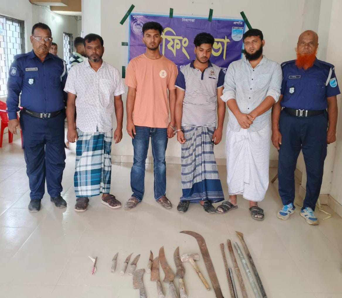 যৌথ বাহিনীর অভিযানে গাজীপুরে দেশীয় অস্ত্রসহ গ্রেফতার ৪ ।