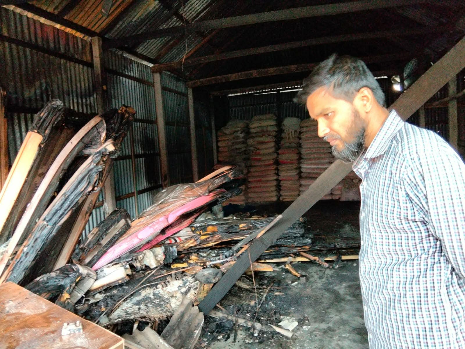 সলঙ্গায় গভীর রাতে দুর্বৃত্তের আগুন : ৩৩ লাখ টাকার অধিক ক্ষয়ক্ষতি