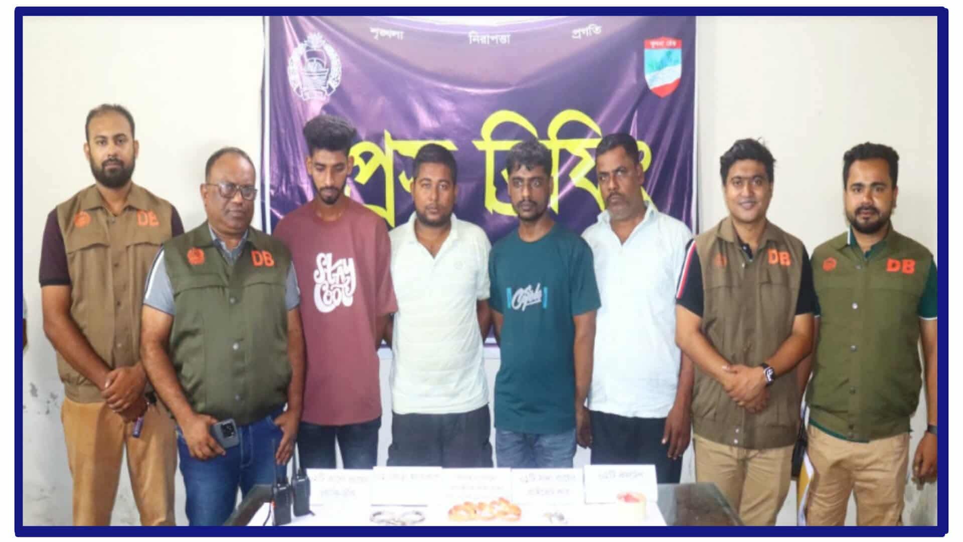 পুলিশ পরিচয় সংঘটিত আলোচিত স্বর্ণ ডাকাতি,৪ আসামী আটক হ্যান্ডকাফ ওয়াকি-ঢকি উদ্ধার করেছে যশোর কোতোয়ালী মডেল থানা ও জেলা গোয়েন্দা পুলিশ (ডিবি)।