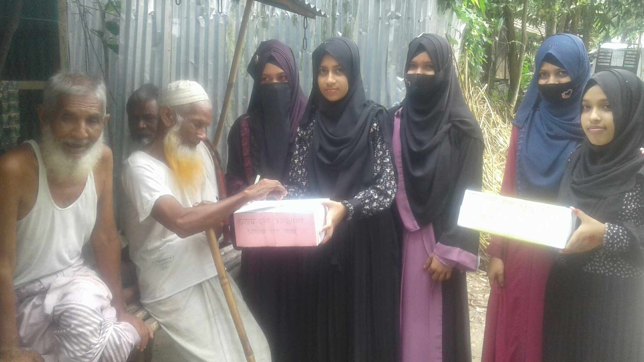 সলঙ্গায় বন্যার্তদের জন্য অর্থ সংগ্রহ করছে শিক্ষার্থীরা