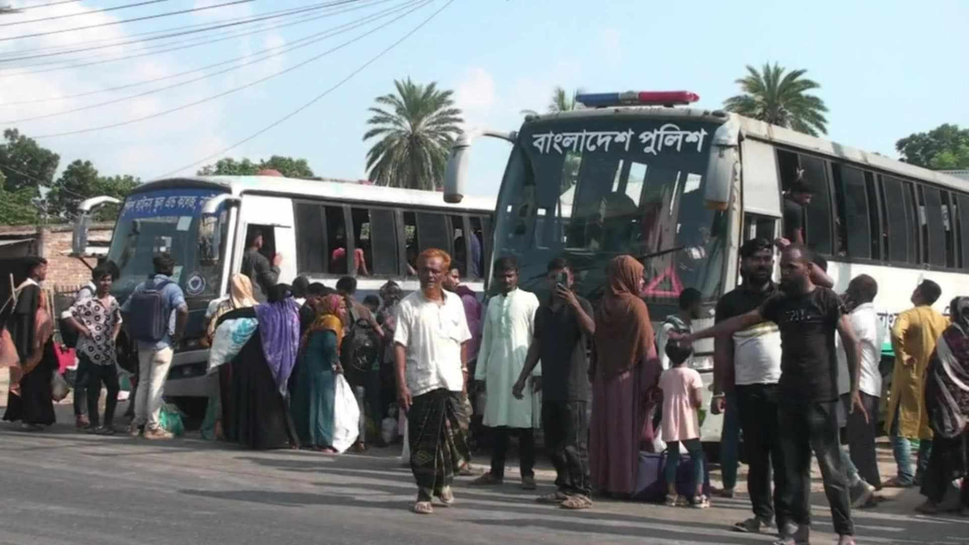 নাটোরে ঈদের ছুটি শেষে শতাধিক মানুষকে বিনাভাড়ায় কর্মস্থলে পৌঁছে দিল পুলিশ।