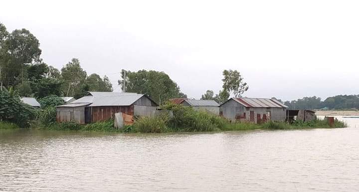 পাহাড়ী ঢলে যমুনার পানি বৃদ্ধিতে আতঙ্কিত সিরাজগঞ্জবাসী।