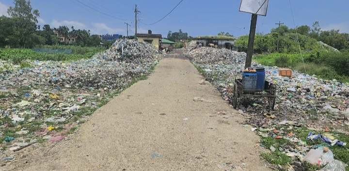 শ্রীমঙ্গলে ময়লার ভাগাড় স্থানান্তর এর দাবি জানিয়ে শিক্ষার্থীদের মানববন্ধন