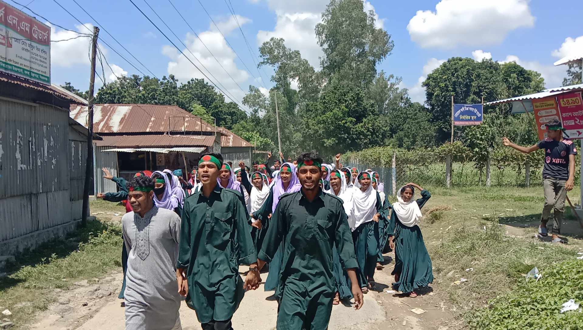 উল্লাপড়ায় মাদ্রাসা সুপারের অপসারন দাবিতে মানববন্ধন