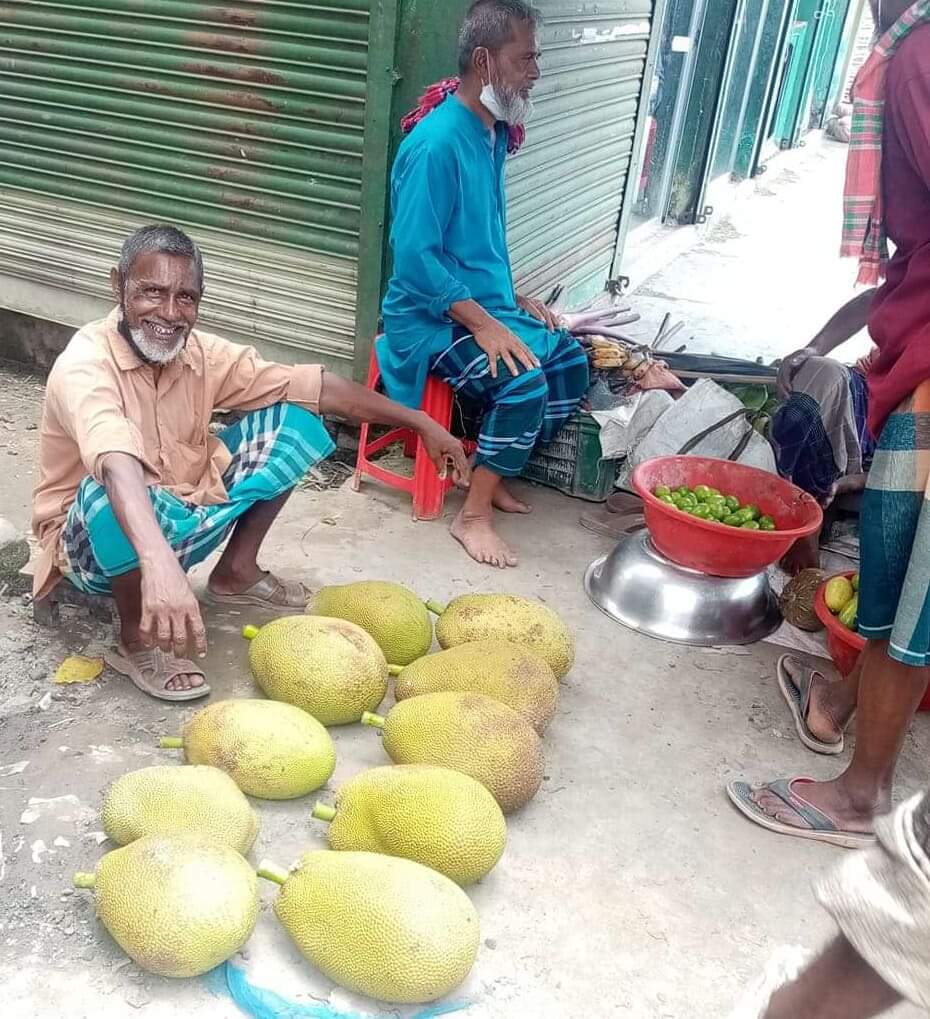সিরাজগঞ্জে কাঁঠালের দাম কম হওয়ায় স্বস্থিতে ক্রেতা সাধারন।
