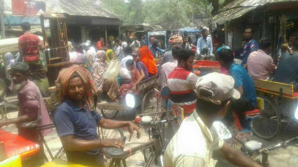 সলঙ্গায় ব্যবসায়ীদের দখলে সড়ক : যানজটের ভোগান্তি.