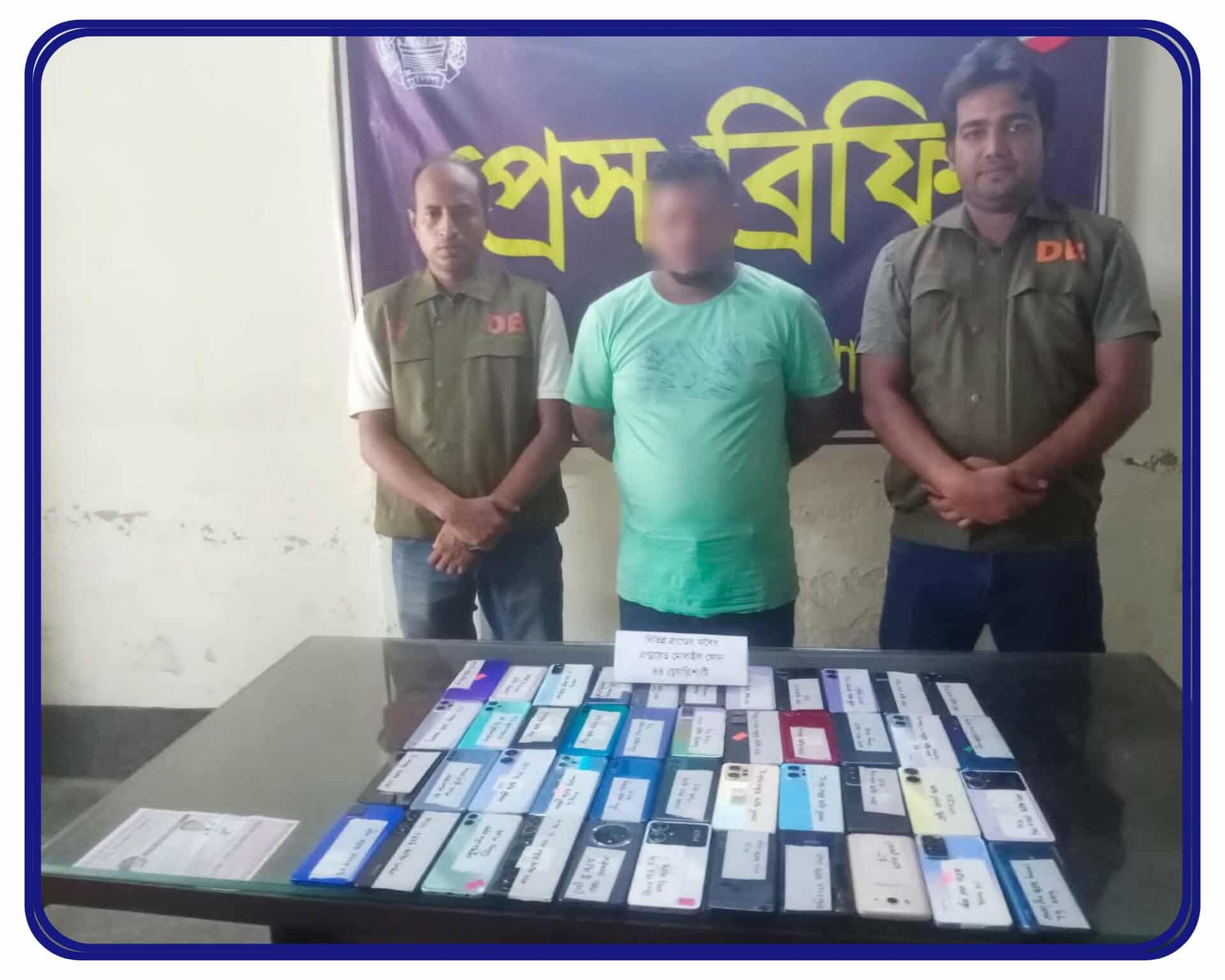 যশোর ঝিকরগাছা থানাধীন কুন্দীপুর গ্রামে ডিবি পুলিশের অভিযানে ৪৪ টি ভারতীয় চোরাই মোবাইল ফোন সহ আটক-১।
