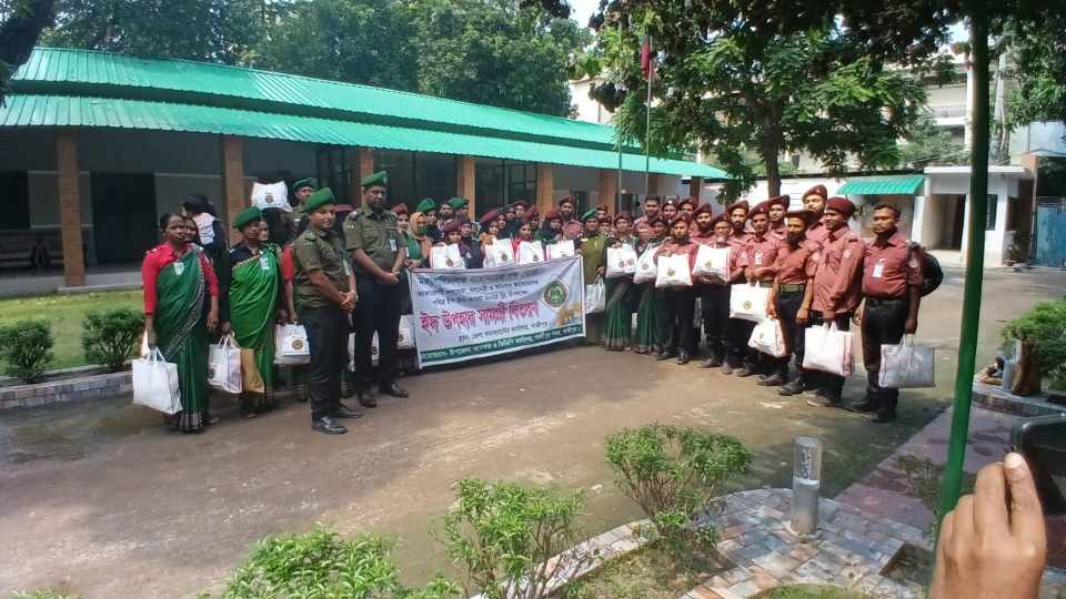 গাজীপুরে আনসার ও গ্রাম প্রতিরক্ষা বাহিনীর ভাতাভোগী সদস্যদের ঈদ উপহার সামগ্রী বিতরণ