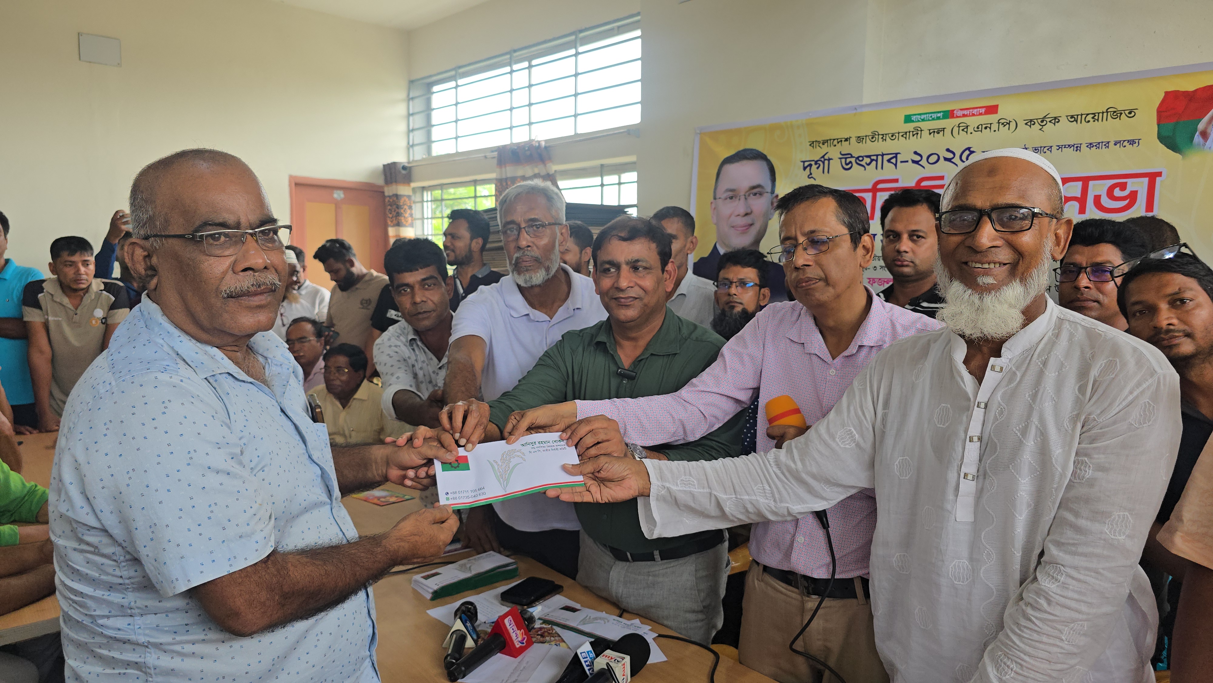 বিভিন্ন পূঁজামণ্ডপে ১০লক্ষ টাকার অনুদান প্রদান করেন খোকন তালুকদার