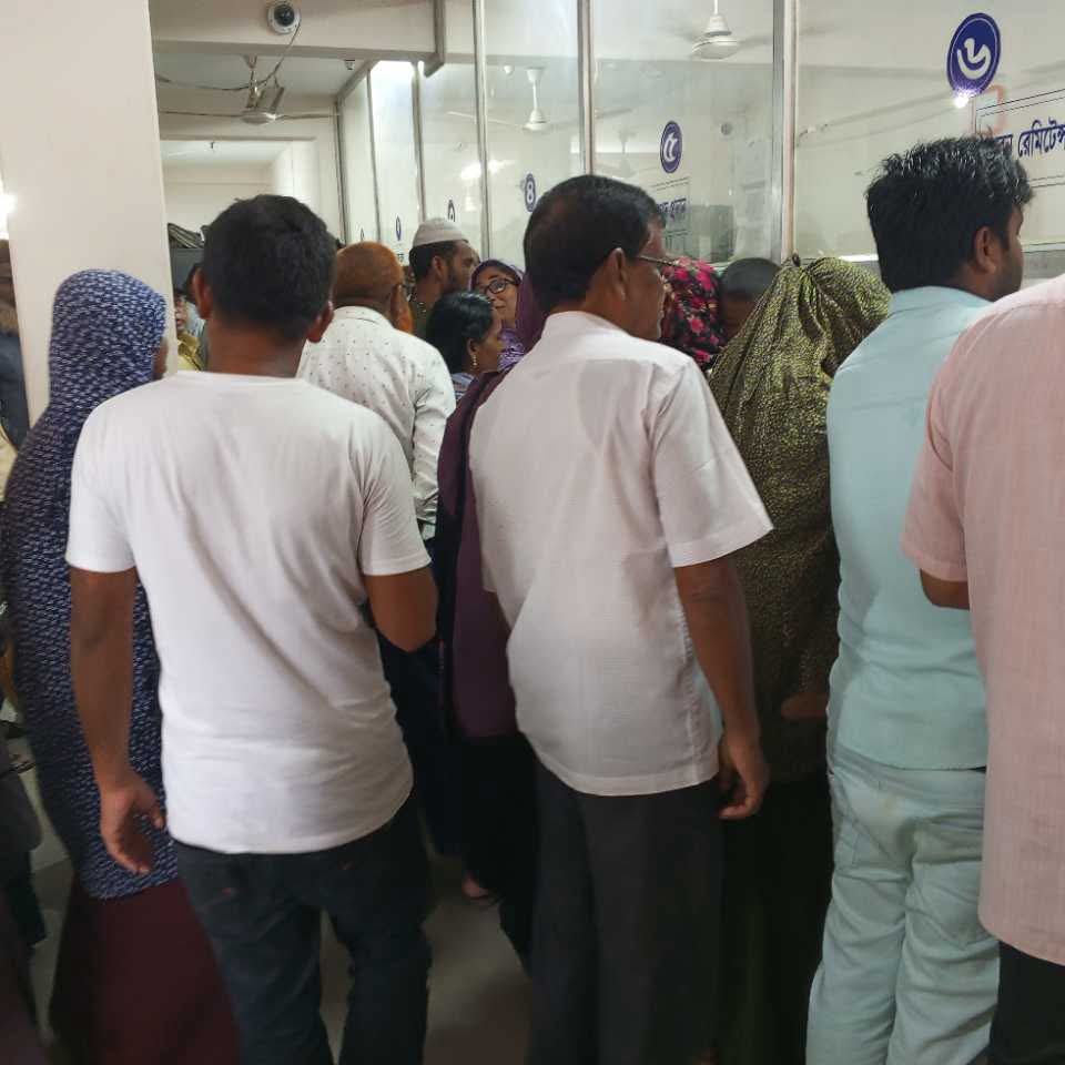 বদরগঞ্জ সোনালী ব্যাংকে সকাল থেকেই উপচে পড়া ভিড়।